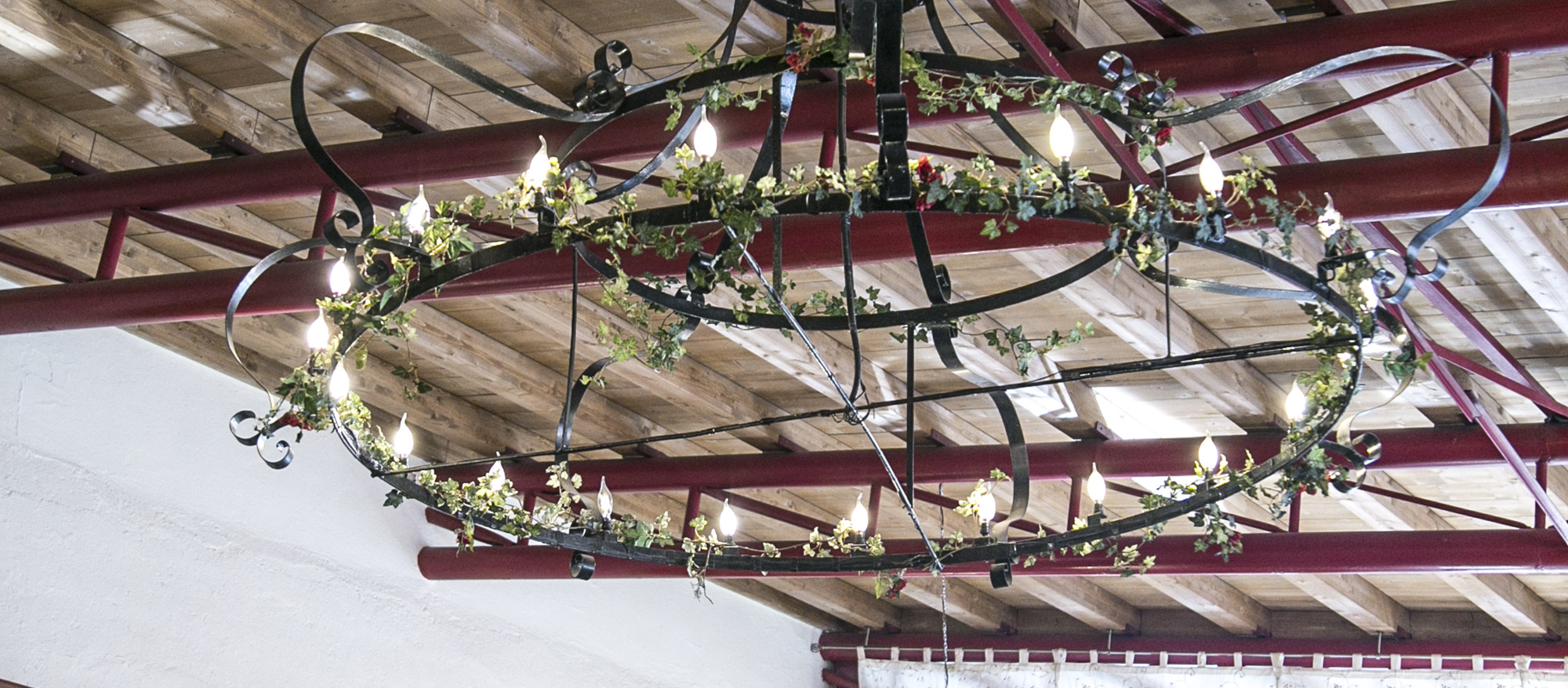 Ristorante Cassano d'Adda lampadario decorato con foglie